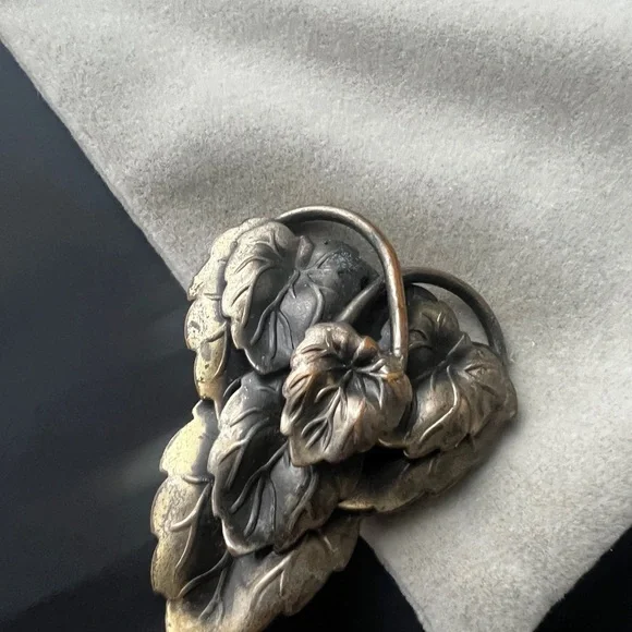 Vintage Leaf Dress Clip - Picture 3 of 5